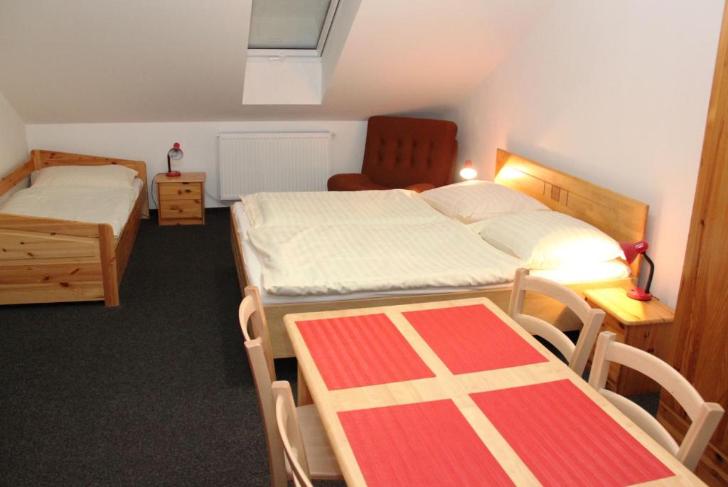 Cama o camas de una habitación en Apartmány U Špirků