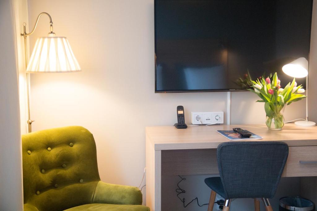 TV a/nebo společenská místnost v ubytování Hotell Aston