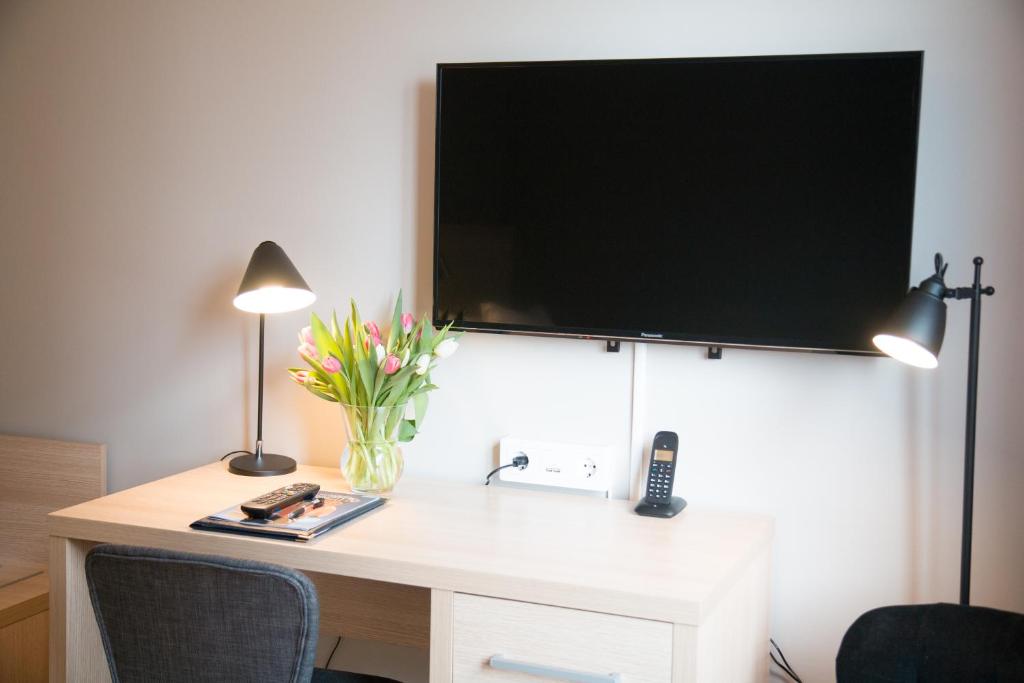 TV a/nebo společenská místnost v ubytování Hotell Aston