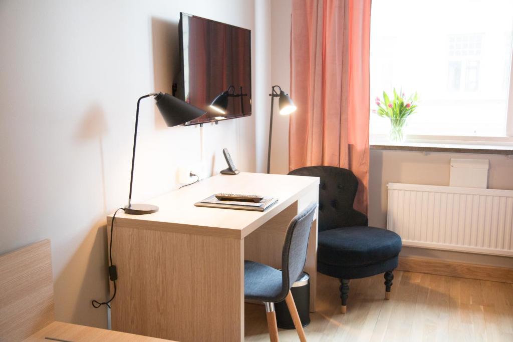 TV a/nebo společenská místnost v ubytování Hotell Aston