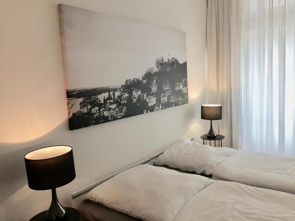 ein Schlafzimmer mit einem Bett mit zwei Lampen in der Unterkunft Nice n' Nordic 4 in Hamburg