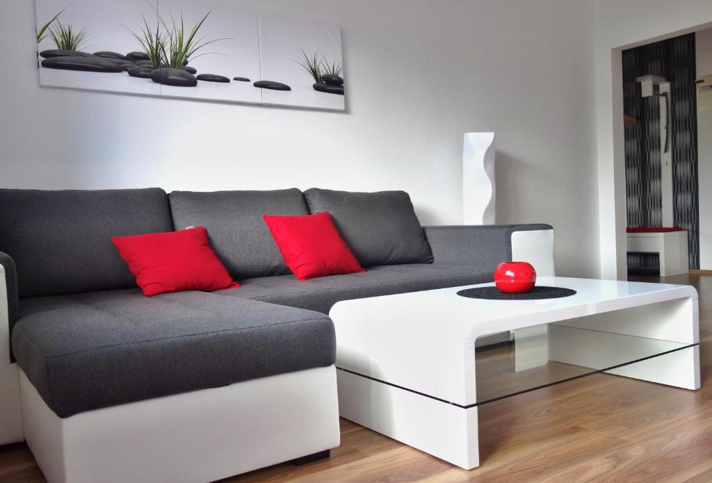 uma sala de estar com um sofá e uma mesa em Apartman "21" em Tatranska Strba