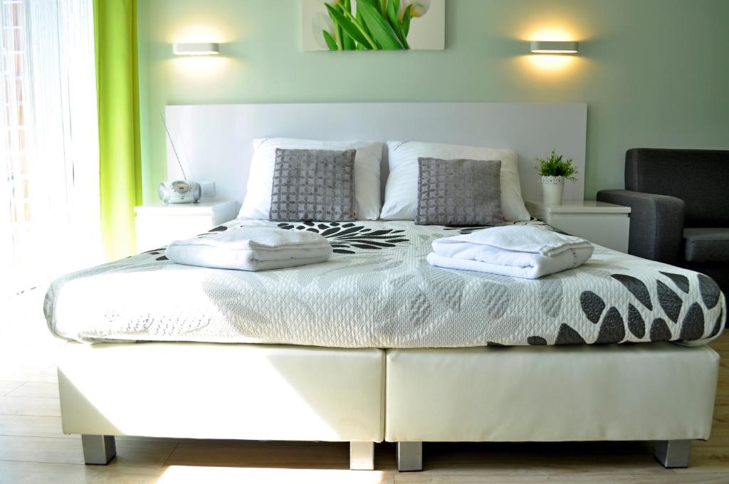 Postel nebo postele na pokoji v ubytování Apartamenty Feniks & Pegaz