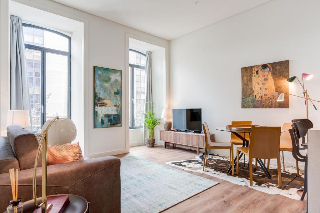ein Wohnzimmer mit einem Sofa und einem Tisch in der Unterkunft Exclusive 1 bedroom flat in the heart of Lisboa in Lissabon