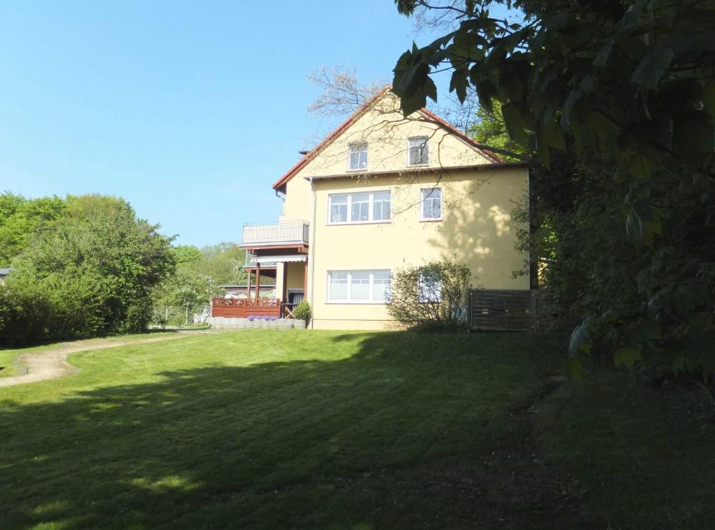 une grande maison avec une grande pelouse dans l'établissement FeWo Sonnenblick, à Zinnowitz