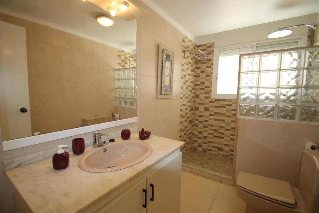 A bathroom at Villa Adriana 209