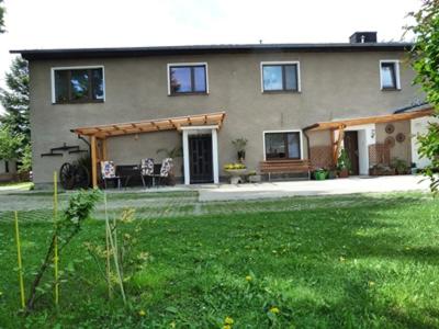 Cette grande maison dispose d'une terrasse et d'une cour. dans l'établissement Ferienwohnung Fam.Stecher, à Malschwitz