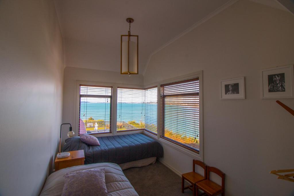 Voodi või voodid majutusasutuse Orewa Cliff Top toas