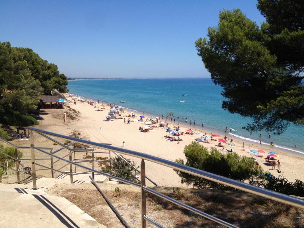 een groep mensen op een strand met de oceaan bij Apartamento Playa in Miami Platja