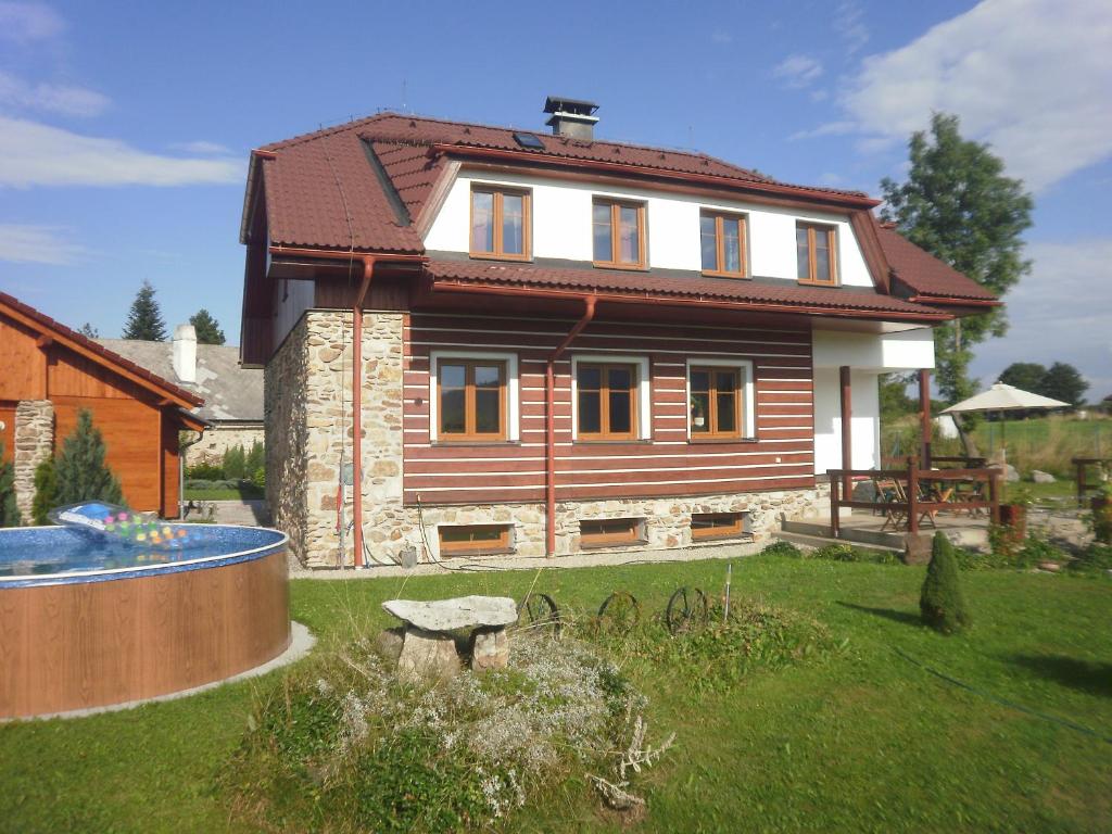 uma casa com uma piscina em frente em Apartman Hrabice em Vimperk
