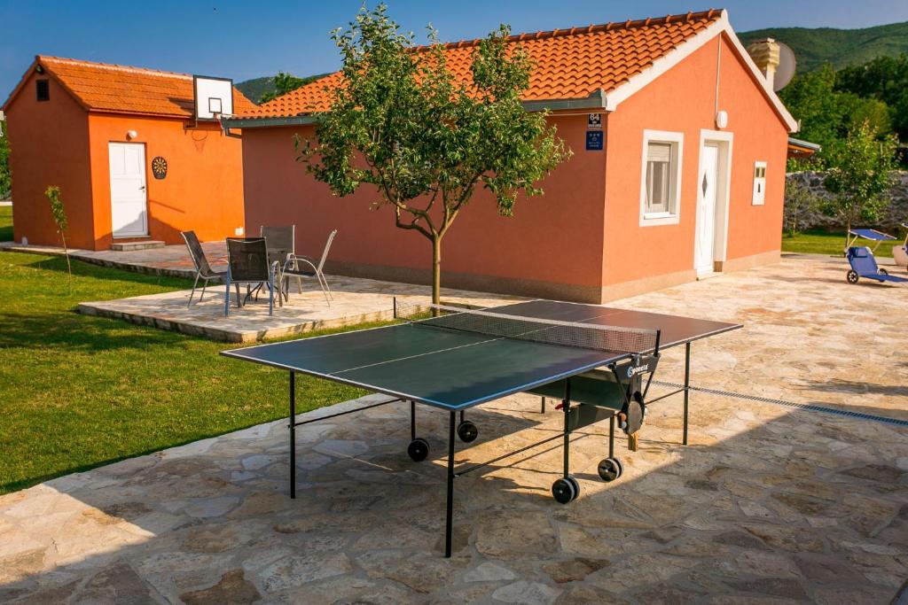 Stolný tenis v ubytovaní Vacation house Radosic alebo v jeho okolí