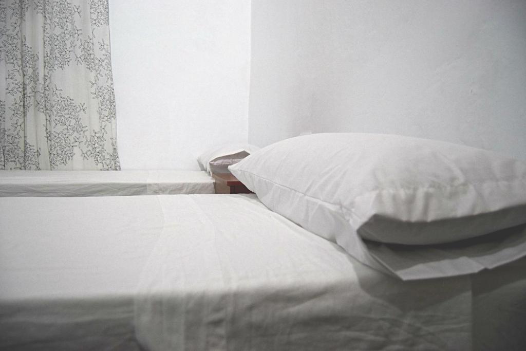 セビリアにあるPalacioの白いベッド(枕付)