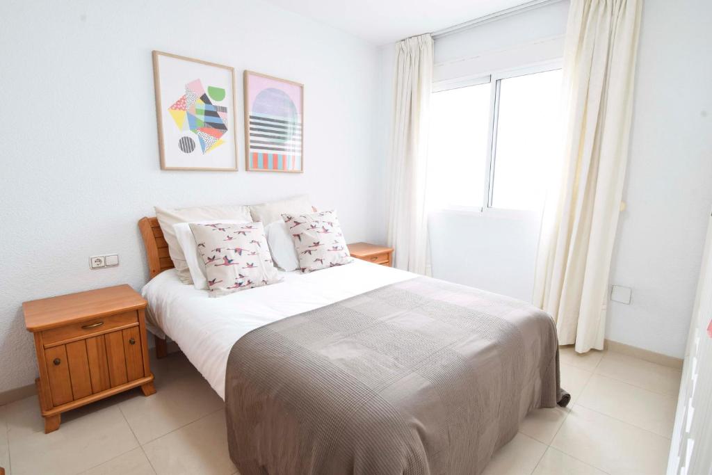 マラガにあるLetmalaga Economy Gevoraの白いベッドルーム(ベッド1台、窓付)