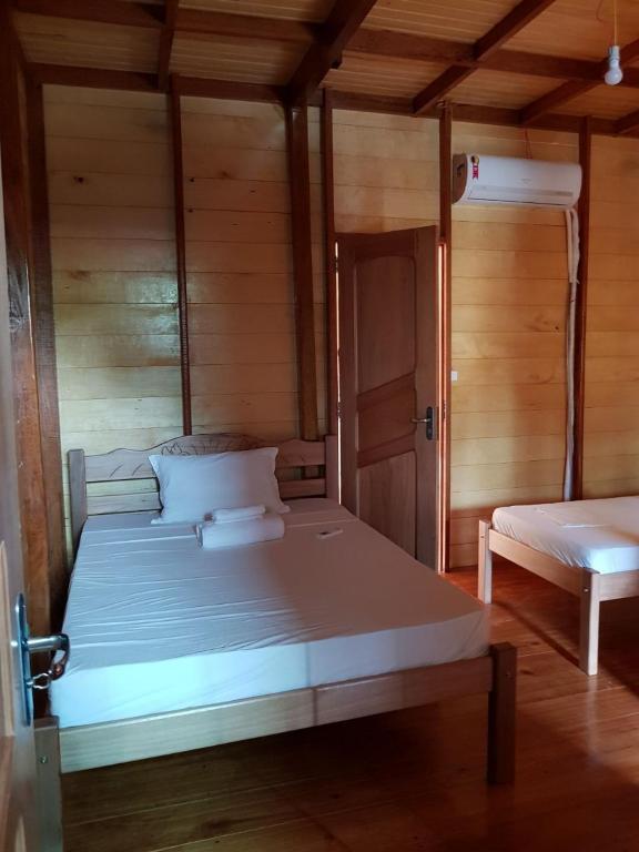 Postel nebo postele na pokoji v ubytování Amazon Arowana Lodge