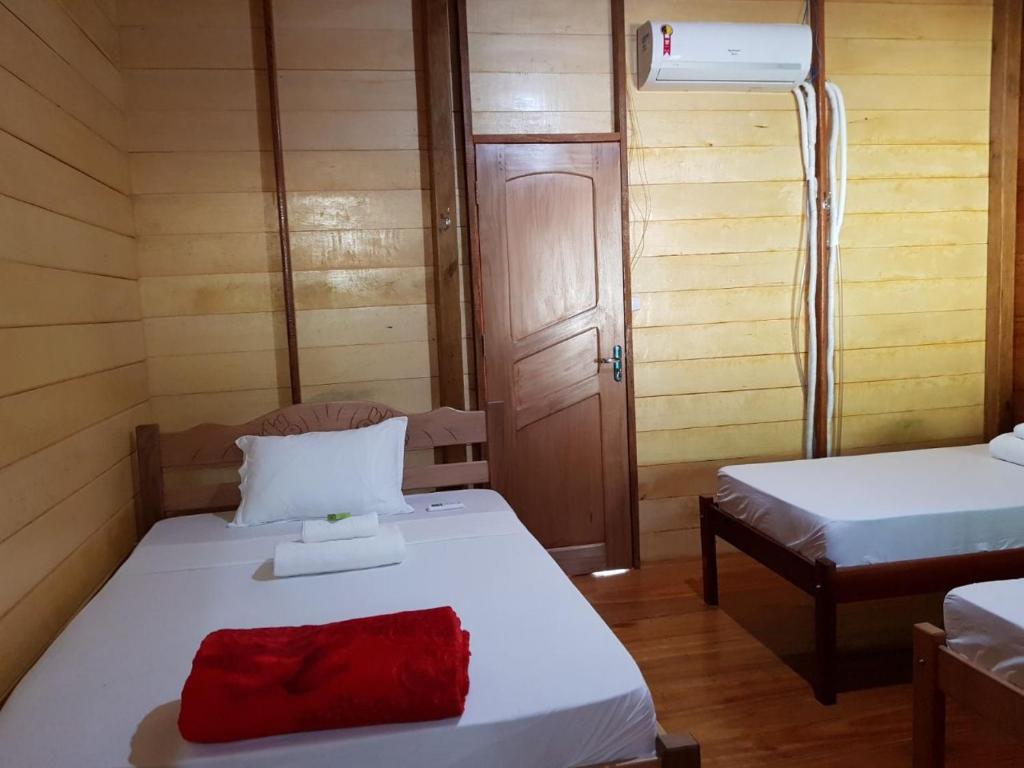 Postel nebo postele na pokoji v ubytování Amazon Arowana Lodge