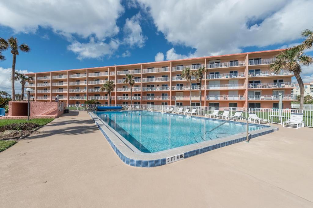 Bazén v ubytování Cocoa Beach Towers nebo v jeho okolí