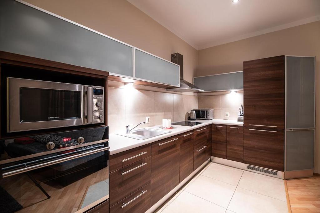 Kuchyňa alebo kuchynka v ubytovaní Cracow Rent Apartments - spacious apartments for 2-7 people in quiet area - Kolberga Street nr 3 - 10 min to Main Square by foot