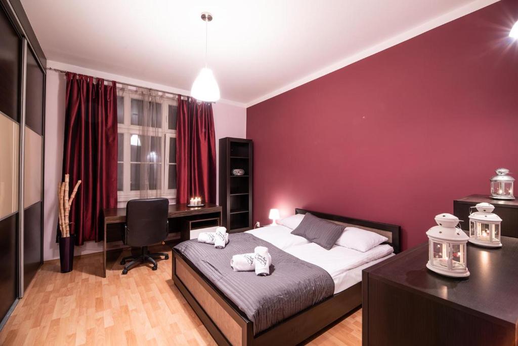 Cracow Rent Apartments - spacious apartments for 2-7 people in quiet area - Kolberga Street nr 3 - 10 min to Main Square by foot - Apartment With Balcony - Ul. Krowoderska 6