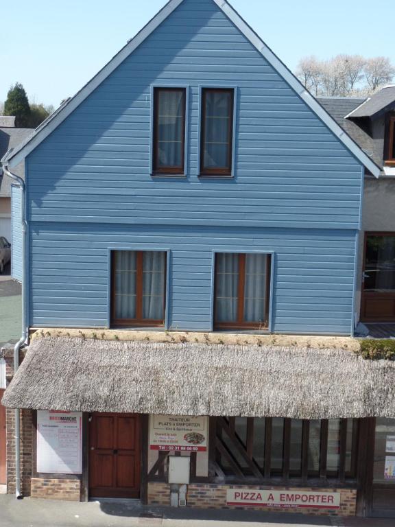 オンフルールにあるla maison bleueの窓と屋根の青い建物