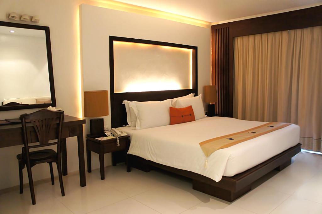 Postel nebo postele na pokoji v ubytování Safari Beach Hotel Patong