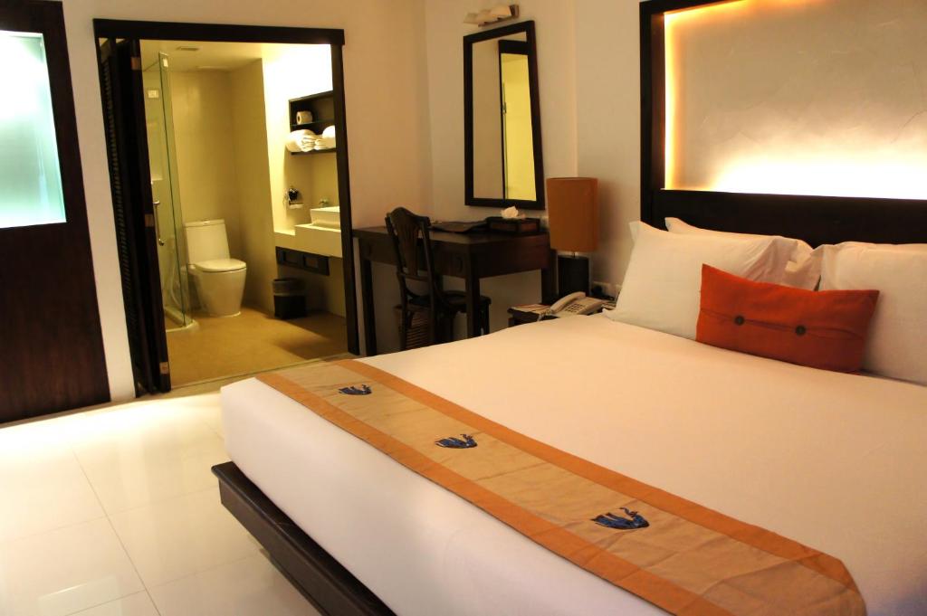 Postel nebo postele na pokoji v ubytování Safari Beach Hotel Patong