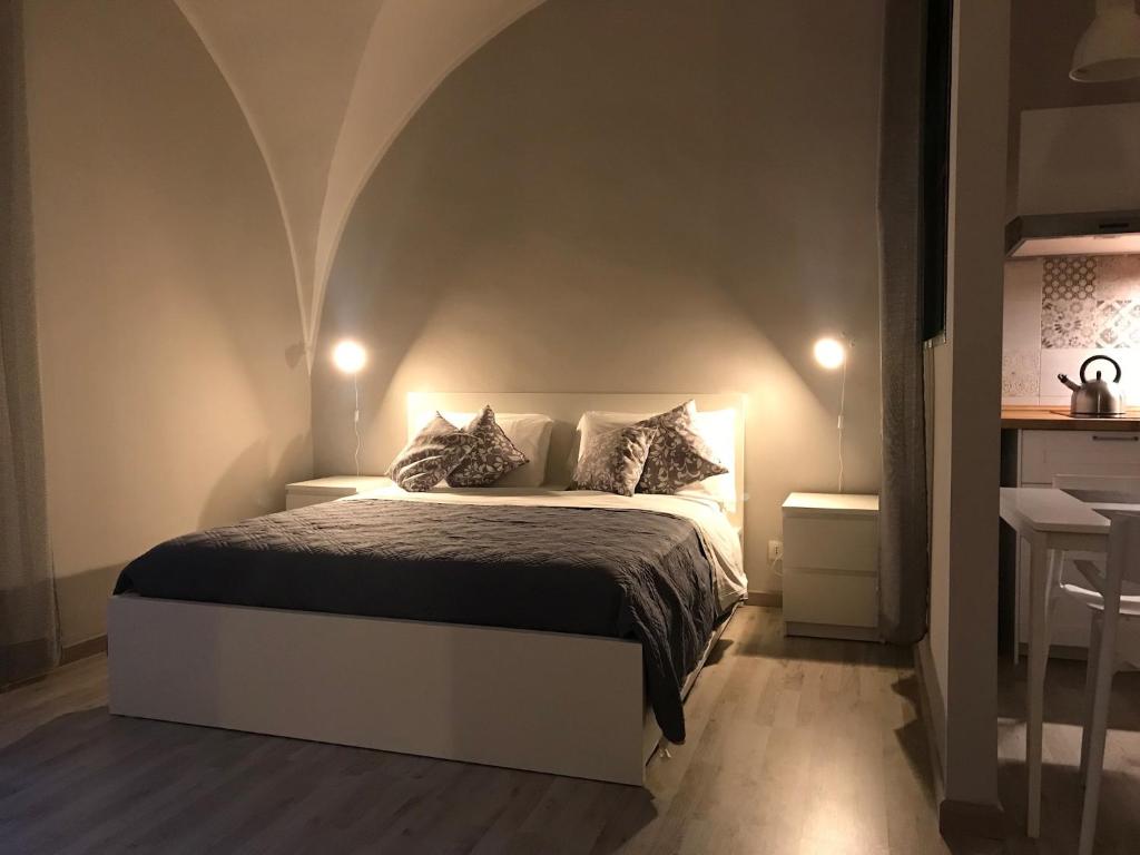 una camera da letto con un grande letto illuminato di PAPALI loft a Catania