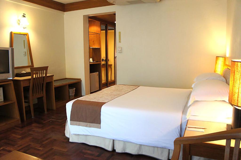 Postel nebo postele na pokoji v ubytování Safari Beach Hotel Patong