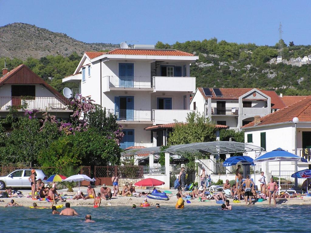 eine Gruppe von Menschen am Strand im Wasser in der Unterkunft Villa Opatija in Marina