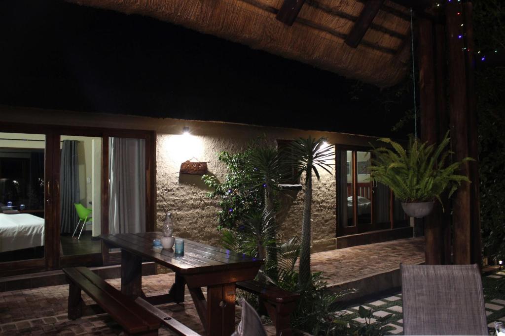 Postel nebo postele na pokoji v ubytování Woodpecker Lodge B&B
