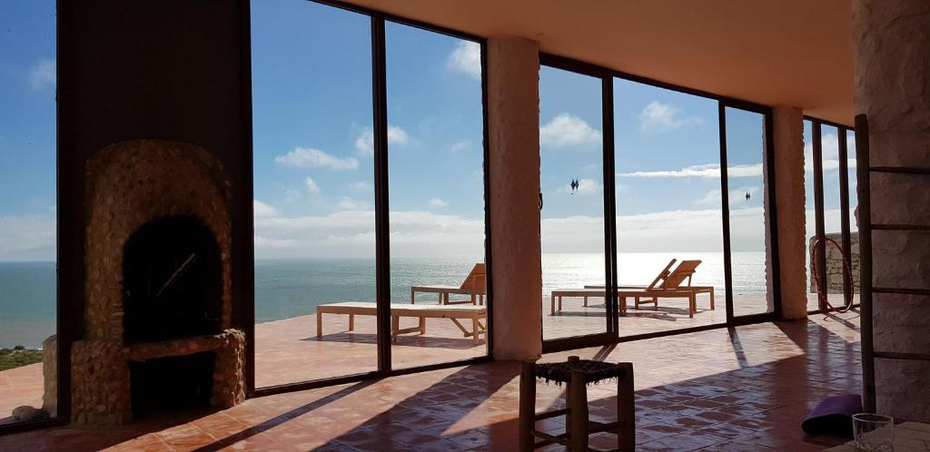 een kamer met uitzicht op de oceaan bij DAV MAHAL Eco lodge in Sidi Kaouki