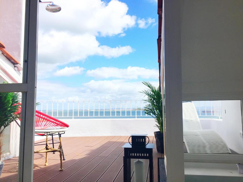 een balkon met uitzicht op de oceaan bij Design Maisonette - Rooftop Terrace in Lissabon