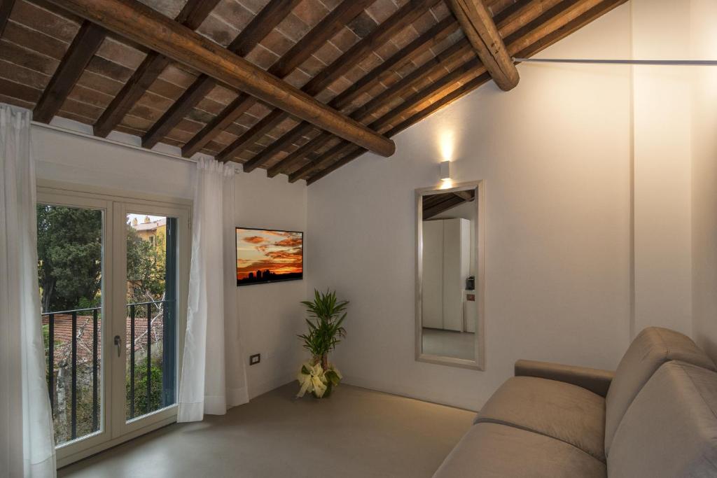 TV a/nebo společenská místnost v ubytování Palazzo Cini Luxury Rooms in Pisa