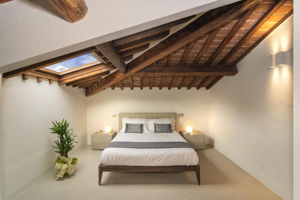 Postel nebo postele na pokoji v ubytování Palazzo Cini Luxury Rooms in Pisa