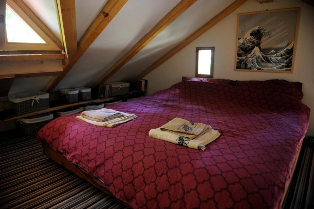 Postel nebo postele na pokoji v ubytování Treehouse Resnice -Mrežnica
