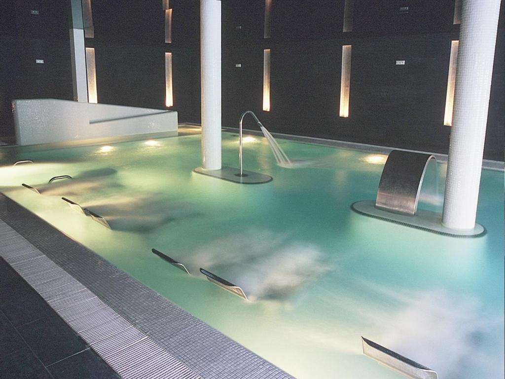 Bazén v ubytovaní Hotel Real Balneario Carlos III alebo v jeho blízkosti