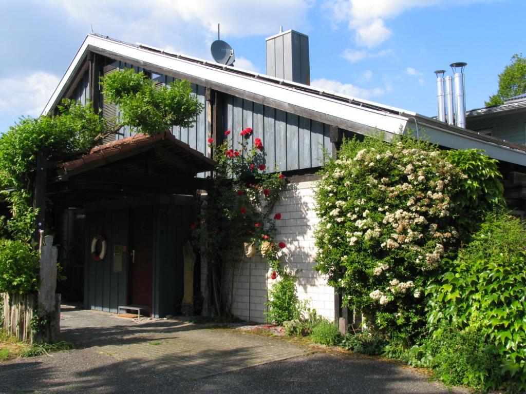 una casa con flores a un lado. en Ferienhaus am Litzelberg en Radolfzell am Bodensee