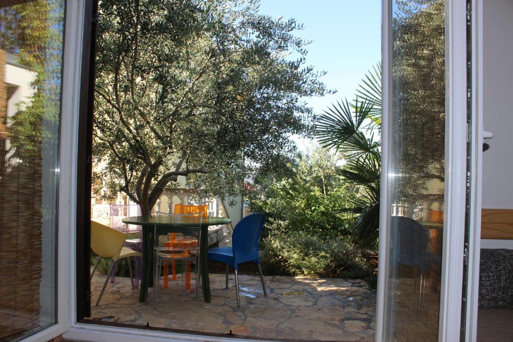 widok na stół i krzesła z okna w obiekcie Villa Bianca Karin w mieście Gornji Karin