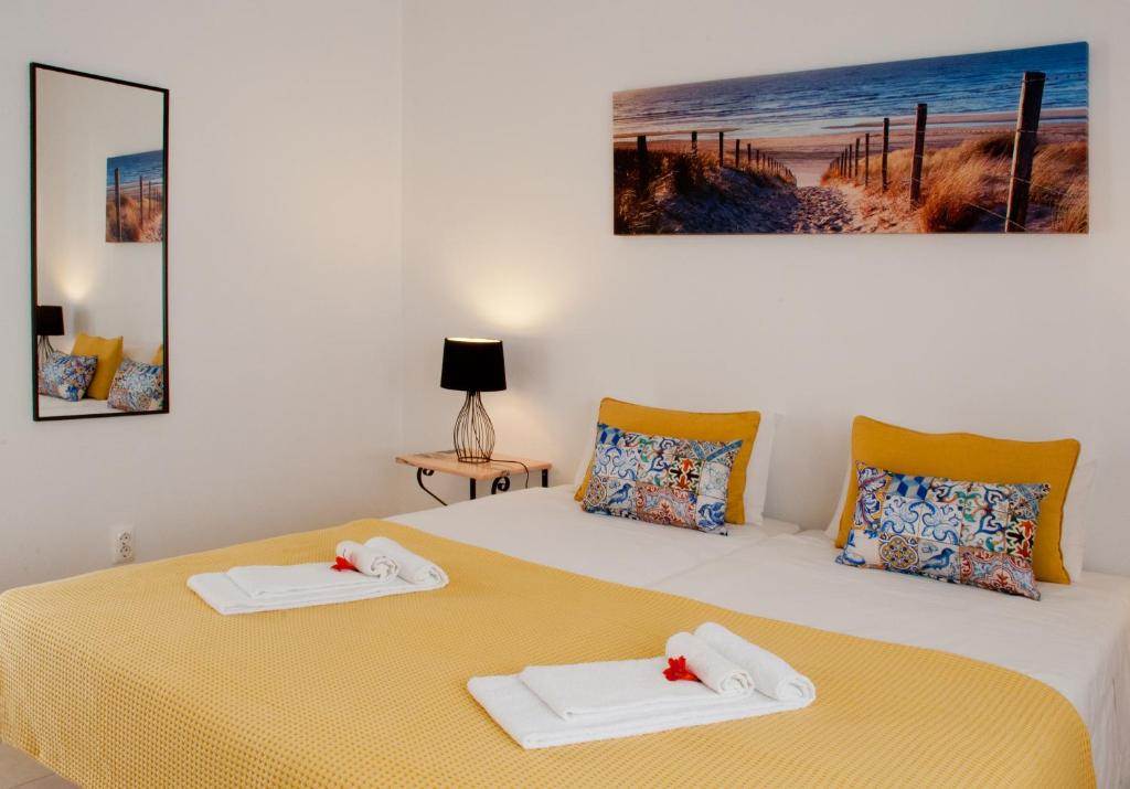 ein Schlafzimmer mit 2 Betten und Handtüchern darauf in der Unterkunft Apartamentos Turísticos Sollagos in Lagos