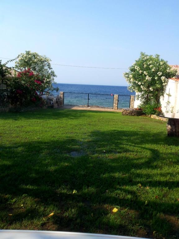 un gran patio con vistas al océano en Adreas' seaside apartment, en Livadáki