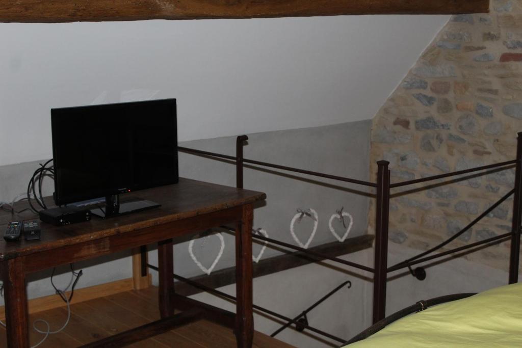 TV a/nebo společenská místnost v ubytování Au Cocon d'Avoine