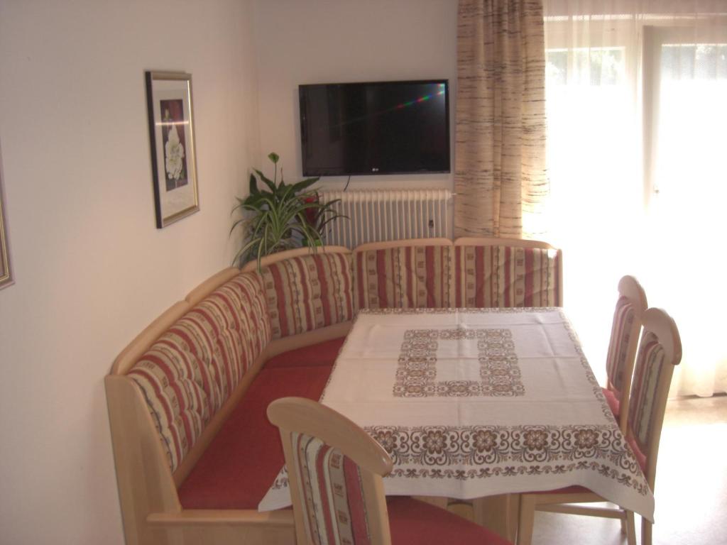 Telewizja i/lub zestaw kina domowego w obiekcie Appartments Stefania