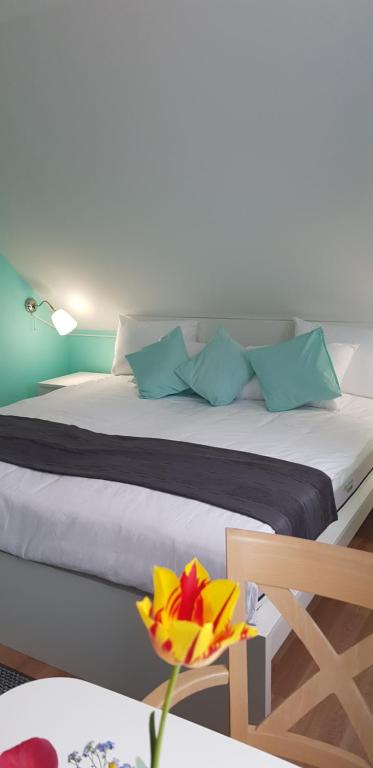Posteľ alebo postele v izbe v ubytovaní Joy Guesthouse