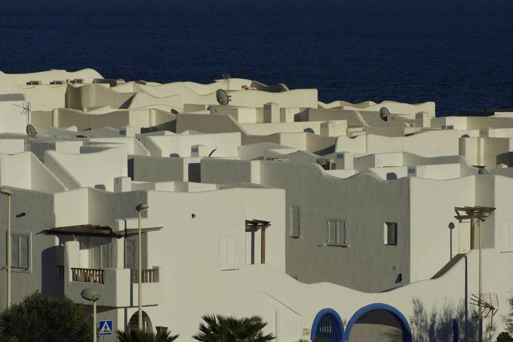 ラ・イスレタ・デル・モロにあるIsleta del Moro (Cabo de Gata) Inmejorables vistas - amplia terraza.の海辺白い建物群