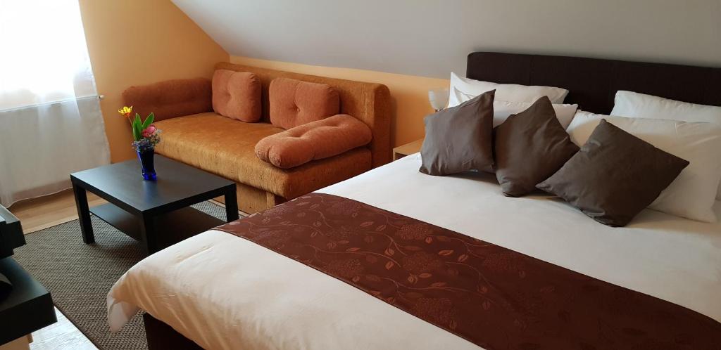 Posteľ alebo postele v izbe v ubytovaní Joy Guesthouse
