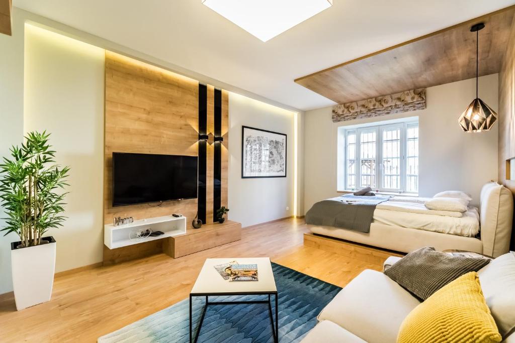ブダペストにあるBpR Pixies Design Homeのベッドルーム1室(ベッド1台付)、リビングルームが備わります。
