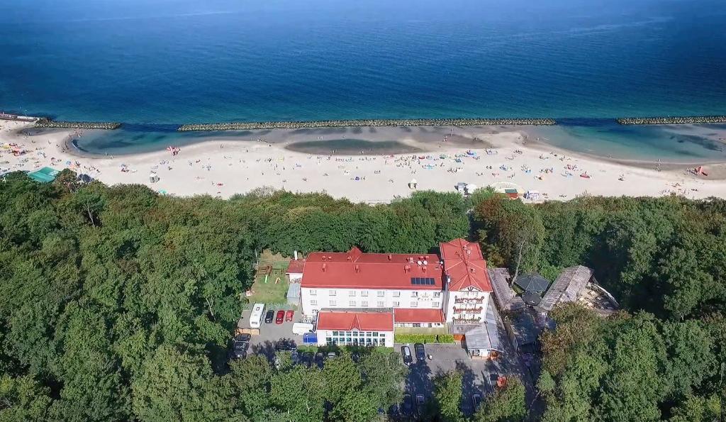 una vista aérea de una playa con un edificio en Resort Plaza Spa, en Darłówko