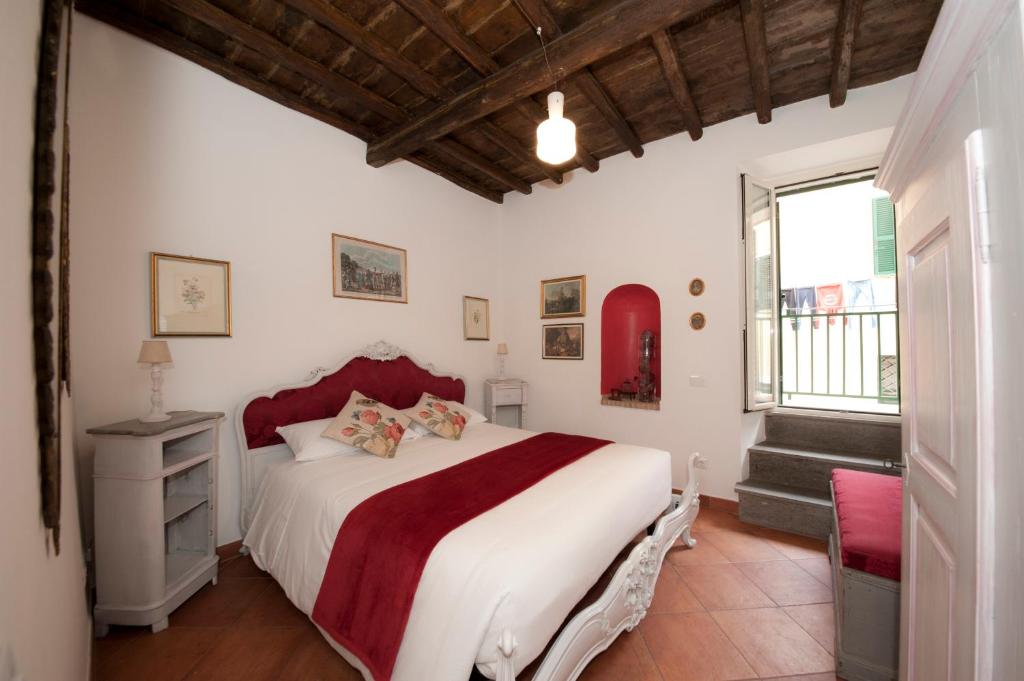 ein Schlafzimmer mit einem großen weißen Bett und einem Fenster in der Unterkunft Il Valentino in Castel Gandolfo