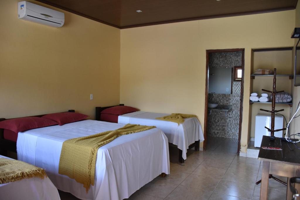 Uma cama ou camas num quarto em Pousada Raio de Luz