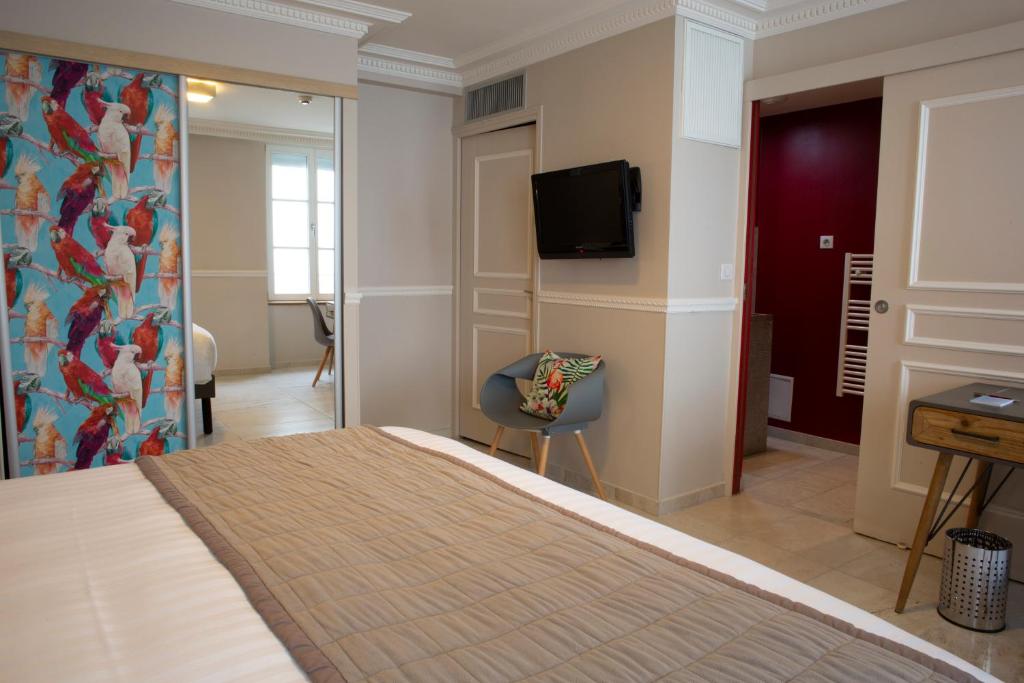 TV a/nebo společenská místnost v ubytování Hotel Jean Moët