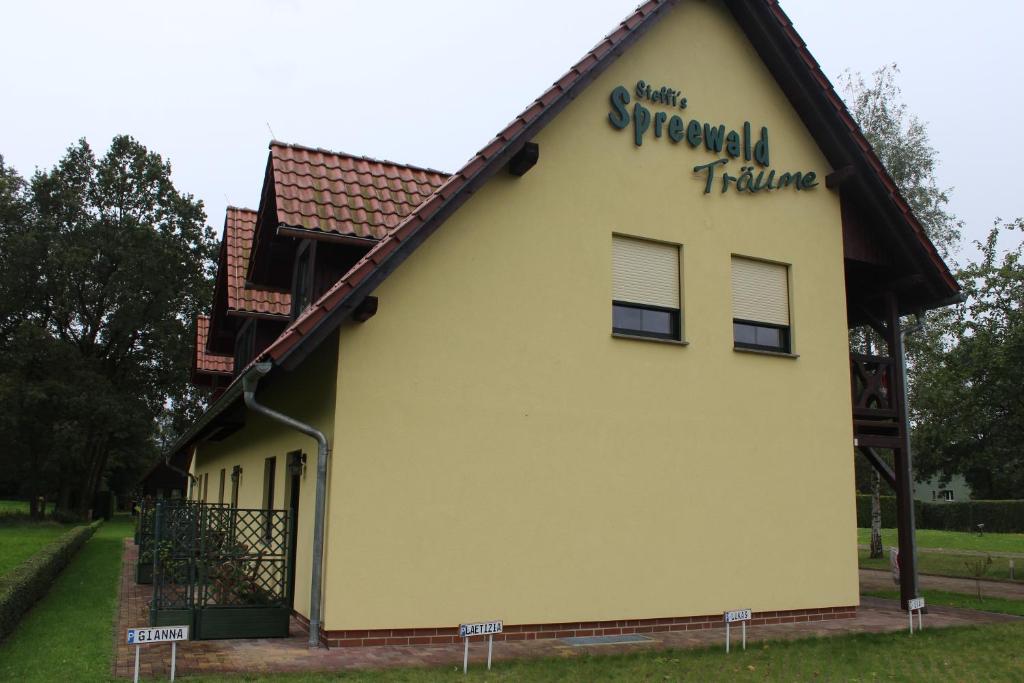 un edificio con un cartel en el costado en Steffi´s Spreewald Träume, en Burg